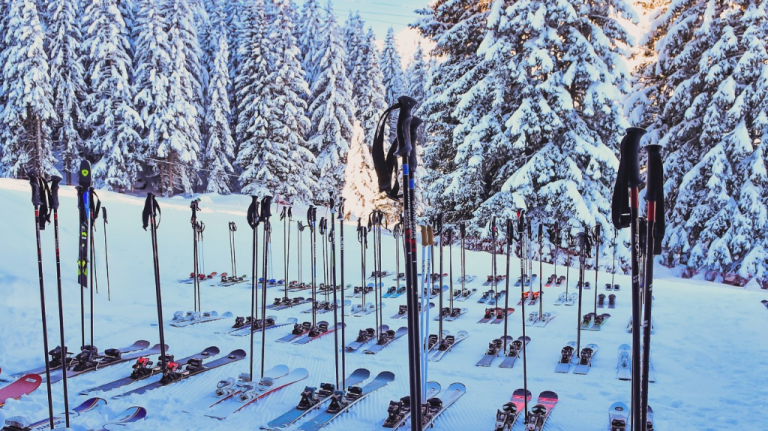 squis e bastões alinhados na neve em Courchevel (Alpes franceses), prontos para um dia nas pistas de Les Trois Vallées squis e bastões alinhados na neve em Courchevel (Alpes franceses)