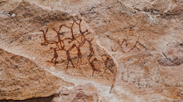 Pintura rupestre com figuras humanas em rocha arenítica no Parque Nacional da Serra da Capivara, patrimônio arqueológico no sertão do Piauí