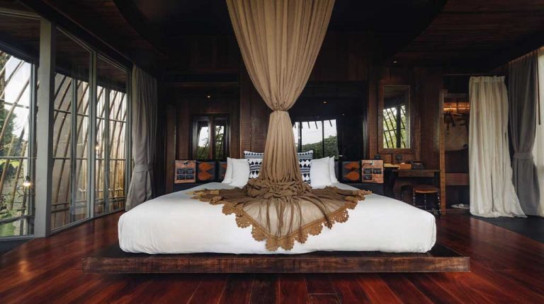 formações rochosas arredondadas do Vale da Lua na Chapada dos Veadeiros, com paredão verde de serras ao fundo