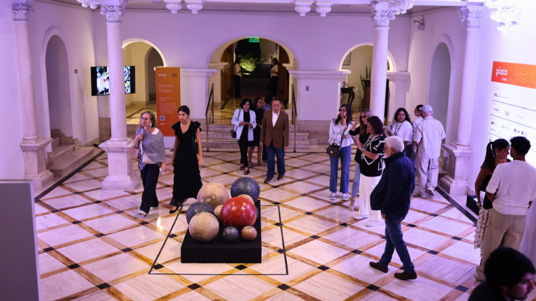 Exposição da Pinta Lima na Casa Prado: obras, galeristas, colecionadores e visitantes no circuito de arte contemporânea limenho