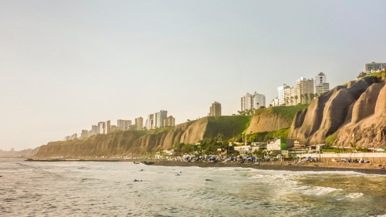 Na Costa Verde, os edifícios de Miraflores acompanham a linha dos penhascos sobre o Pacífico