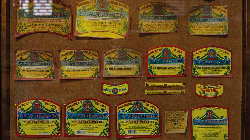 Rótulos antigos de cachaça mineira em artigo sobre a Rota dos Alambiques Mineiros, patrimônio cultural e identidade visual da produção artesanal.