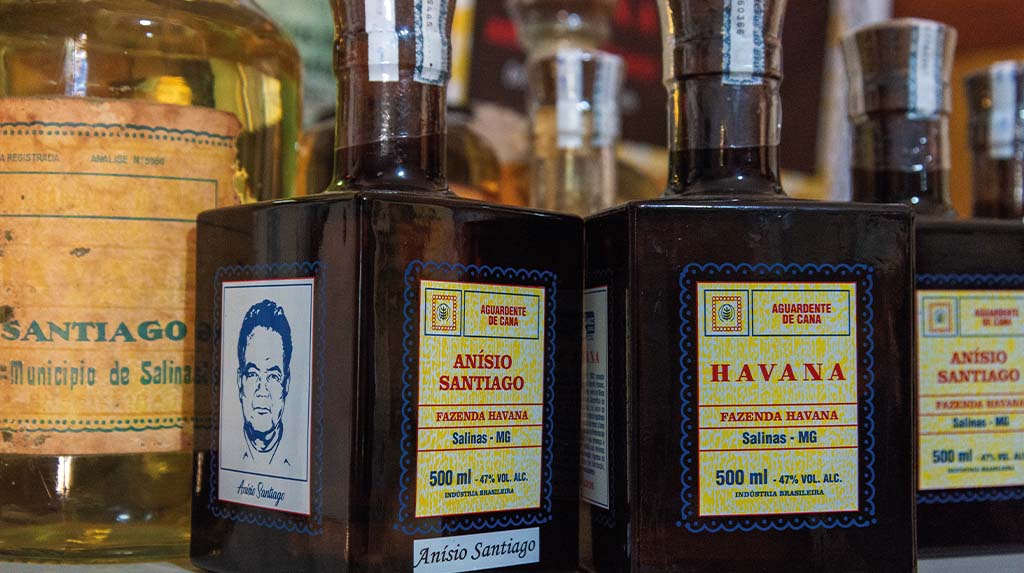 Garrafas de cachaça mineira de alambique reunidas em artigo sobre tradição, patrimônio cultural e rota dos alambiques em Minas Gerais.