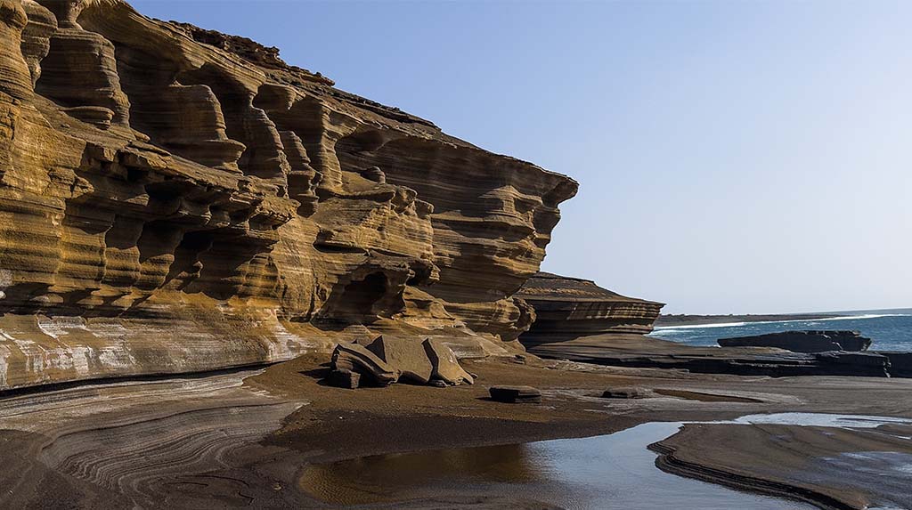 Litoral rochoso de Cabo Verde, arquipélago africano no Atlântico, em roteiro cultural que aproxima paisagem vulcânica, música e memória insular