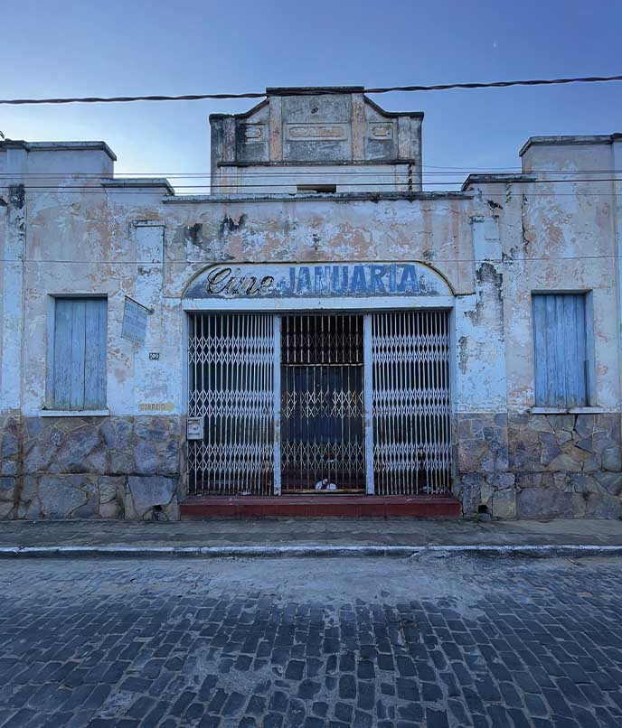 Fachada e equipamentos de cobre de alambique em Minas Gerais, no Sudeste do Brasil, em roteiro cultural sobre a produção tradicional da cachaça mineira.