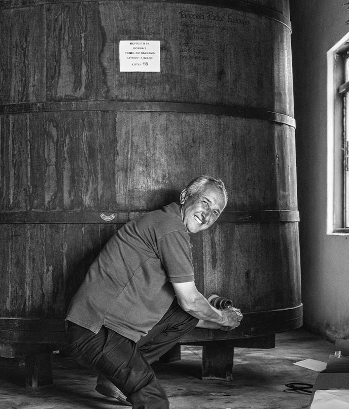 
Imagem histórica de alambique em Minas Gerais, em artigo sobre a produção tradicional da cachaça mineira e seu reconhecimento como patrimônio cultural.