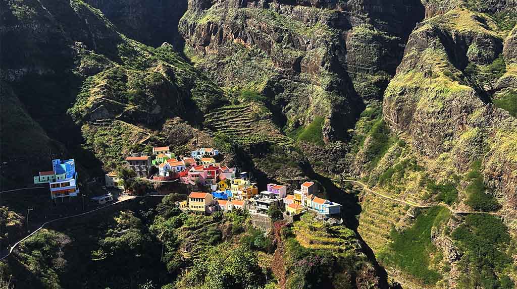 Vila de Fontainhas, vale montanhoso em Santo Antão, ilha de Cabo Verde no grupo de Barlavento, em roteiro que conecta paisagens, música cabo-verdiana e cultura local