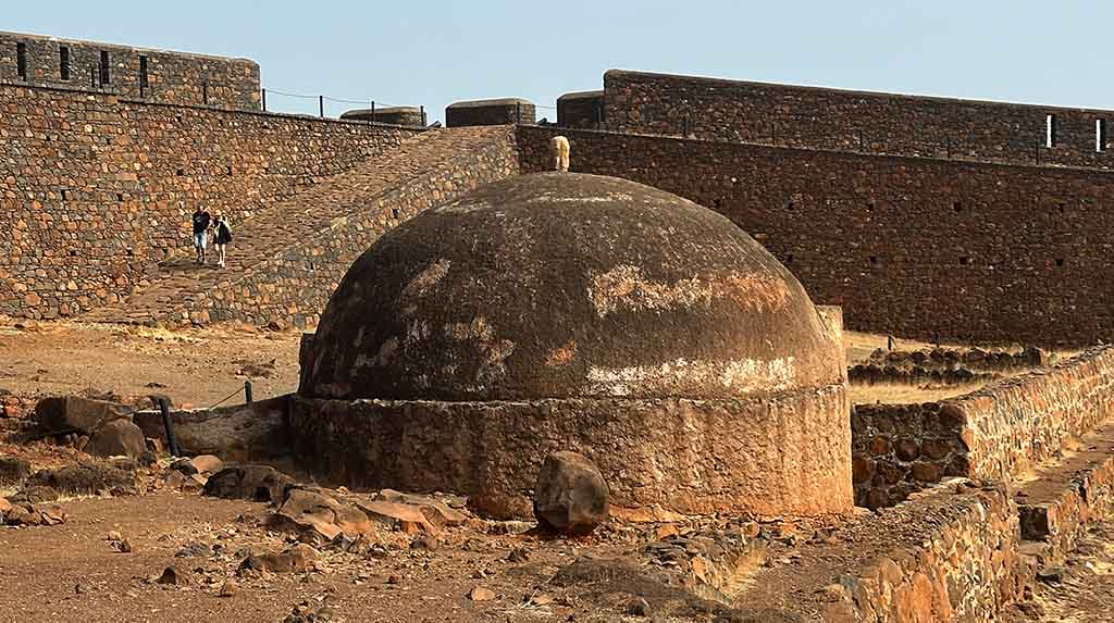 Ruínas históricas em Santiago, ilha de Cabo Verde no grupo de Sotavento, em roteiro cultural que conecta música, memória e patrimônio