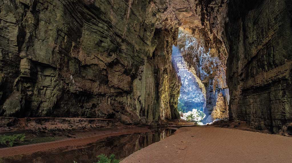 Gruta em Minas Gerais, no Sudeste do Brasil, em roteiro cultural que combina paisagem natural, história regional e alambiques mineiros.
