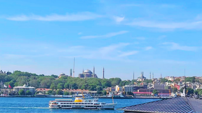 Vista da península histórica de Istambul a partir do terraço do Mürver, com o Bósforo em primeiro plano e a silhueta de monumentos como Hagia Sophia ao fundo A vista a partir do Mürver: um terraço diante de séculos