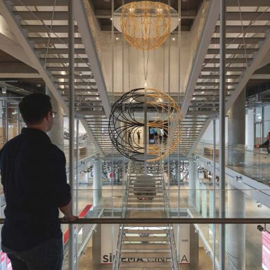 Visitante observa obras no Istanbul Modern