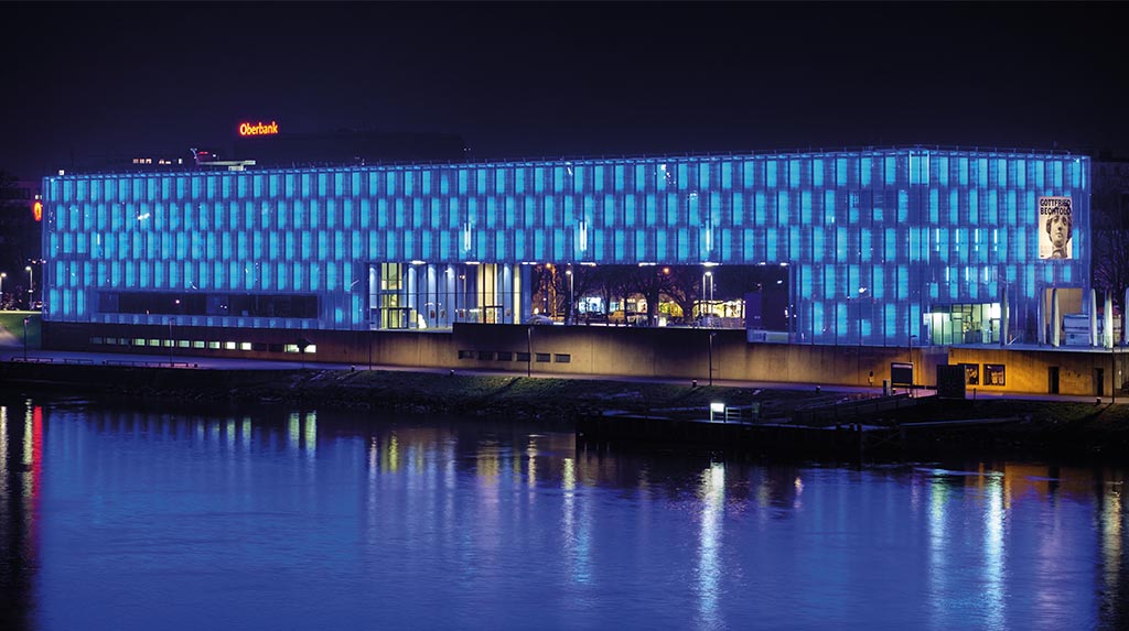Fachada iluminada do Ars Electronica Center, em Linz
