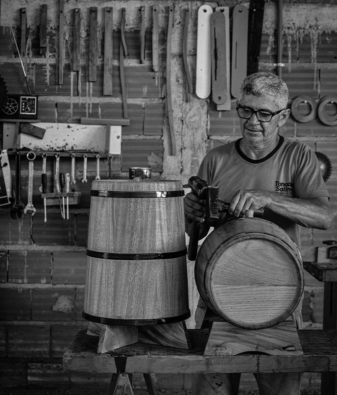 
Registro em preto e branco relacionado à história dos alambiques em Minas Gerais, em artigo sobre cachaça, cultura rural e patrimônio mineiro.