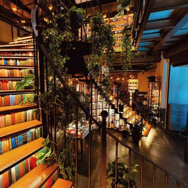Interior da livraria Minoa Pera