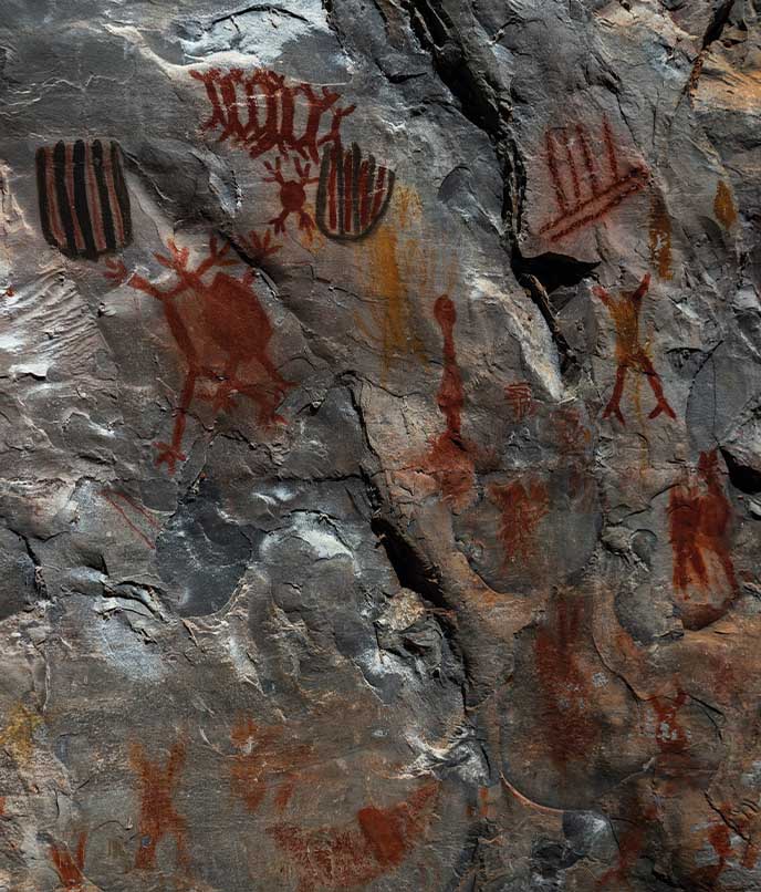 Detalhe de formação rochosa em Minas Gerais, no Sudeste do Brasil, em artigo sobre roteiro cultural, alambiques e paisagens mineiras.