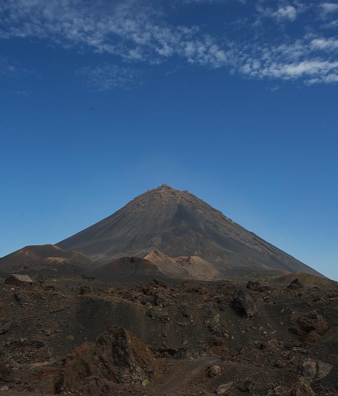 Pico do Fogo, vulcão na ilha do Fogo, em Cabo Verde, em roteiro cultural pelo arquipélago entre música, paisagem vulcânica e identidade cabo-verdiana