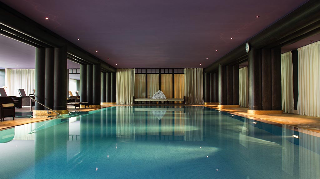 
Piscina interna do Nescens Spa no La Réserve Genève, perto de Genebra, na Suíça, em experiência de wellness com sauna, hammam, fitness e tratamentos.