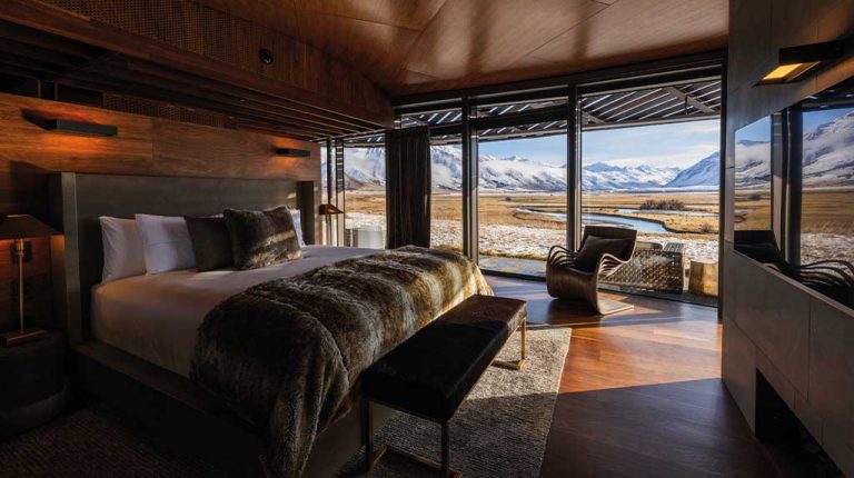 Suíte do The Lindis Lodge, no Vale Ahuriri, na Ilha Sul da Nova Zelândia, com vista para montanhas nevadas, rio sinuoso e paisagem alpina preservada. Suíte do The Lindis Lodge, no Vale Ahuriri, na Ilha Sul da Nova Zelândia, com vista para montanhas nevadas, rio sinuoso e paisagem alpina preservada.