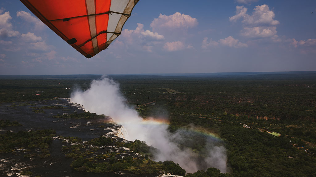 Voo panorâmico sobre as Victoria Falls e o Rio Zambeze, na África, em viagem de safári e conservação.