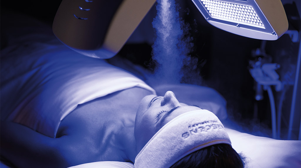 
Mulher relaxa à beira da piscina no La Réserve Genève, perto de Genebra, na Suíça, em matéria sobre wellness, descanso e longevidade.