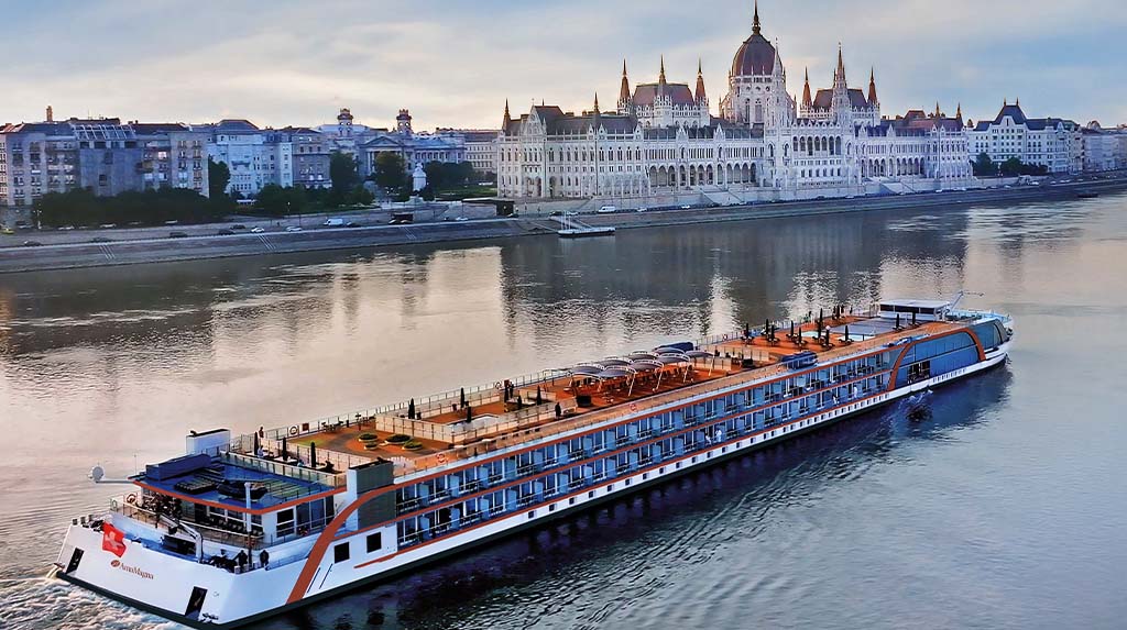 Cruzeiro fluvial no Danúbio diante do Parlamento Húngaro, em Budapeste
