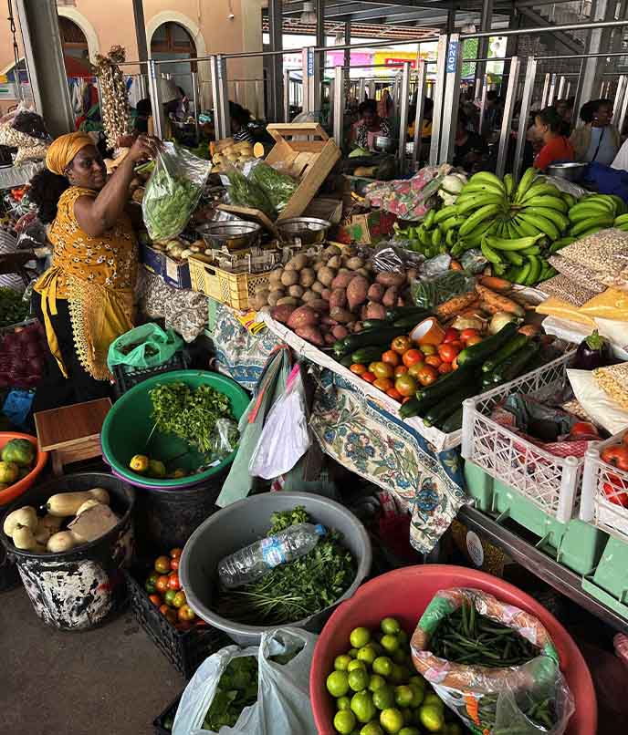 Banca de frutas e legumes em mercado de Cabo Verde, em roteiro cultural que une música, gastronomia, cotidiano e tradição crioula