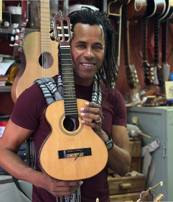Músico cabo-verdiano segura cavaquinho em Cabo Verde, em artigo sobre morna, coladeira, funaná e roteiro musical pelo arquipélago