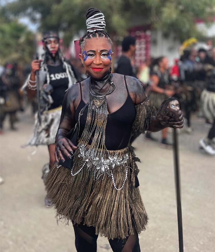 Participante fantasiado no Carnaval de Mindelo, em São Vicente, ilha de Cabo Verde no grupo de Barlavento, em roteiro sobre música e cultura cabo-verdiana