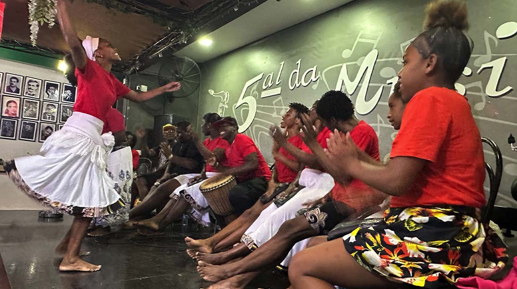 Grupo participa de apresentação de dança e percussão em Cabo Verde, em roteiro musical sobre batuku, ritmos tradicionais e cultura popular cabo-verdiana