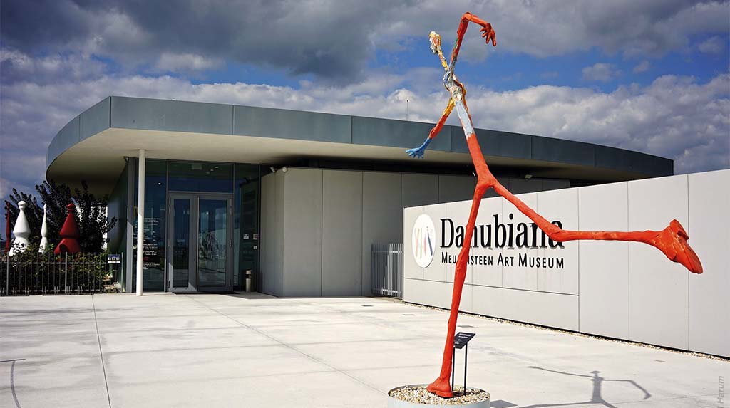 Escultura ao ar livre, na entrada do Danubiana