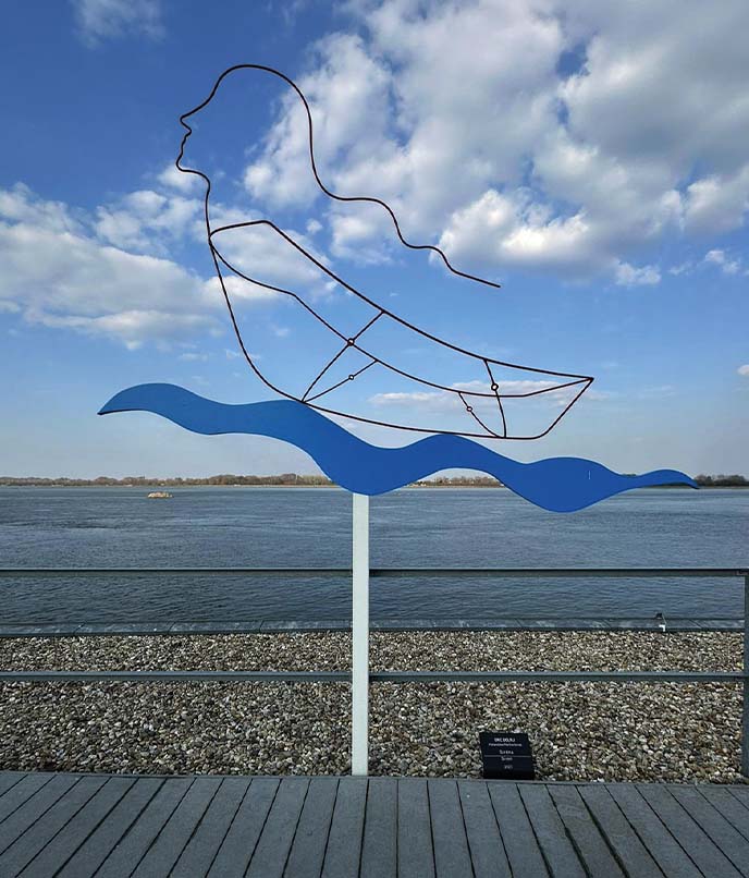 Escultura do Danubiana com o Danúbio ao fundo