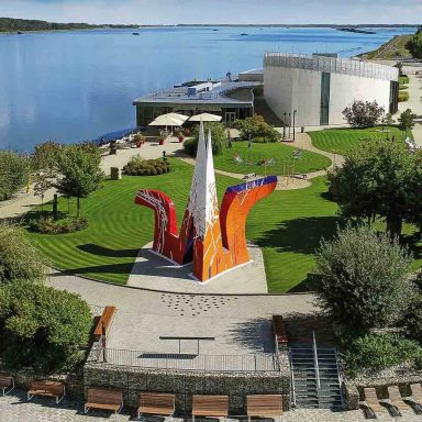 Vista aérea do Danubiana Meulensteen Art Museum, às margens do Danúbio, perto de Bratislava, no oeste da Eslováquia, em roteiro cultural por museus da Europa Central