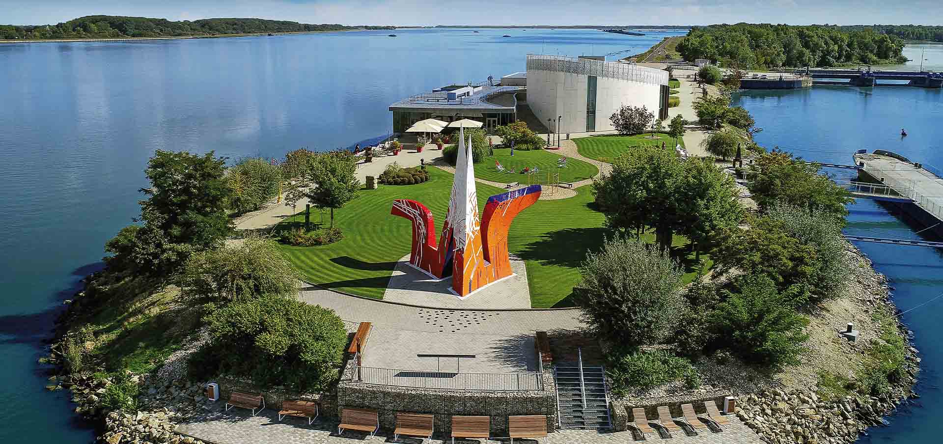 Vista aérea do Danubiana Meulensteen Art Museum, às margens do Danúbio, perto de Bratislava, no oeste da Eslováquia, em roteiro cultural por museus da Europa Central
