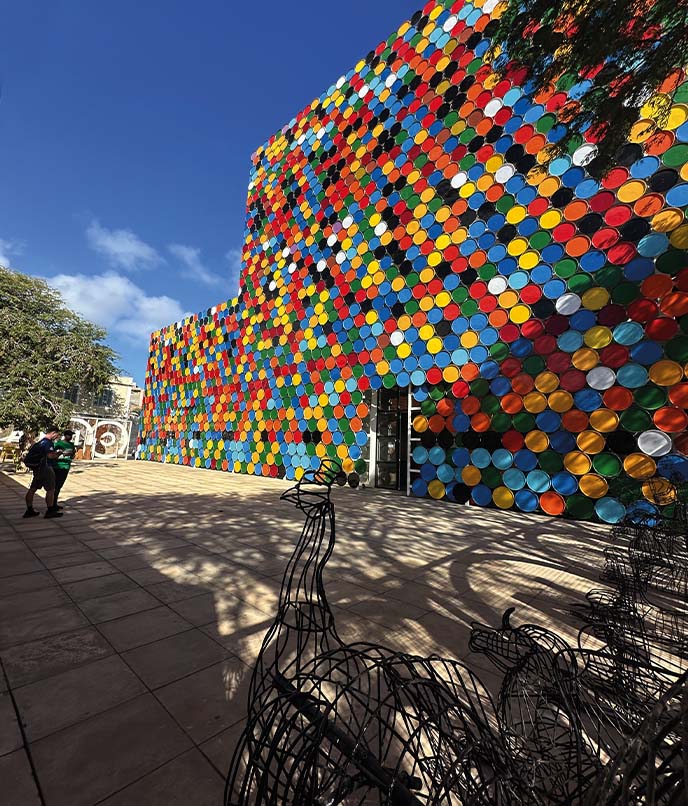 
Instalação colorida em espaço urbano de Cabo Verde, em roteiro musical pelo arquipélago com referências à arte pública, cultura popular e celebrações locais
