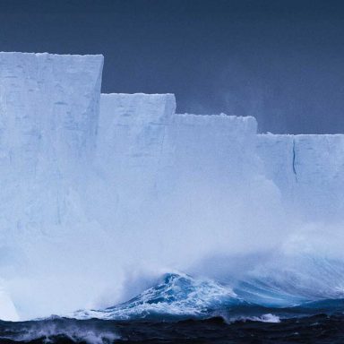 Iceberg monumental na Geórgia do Sul, território subantártico no Atlântico Sul, em viagem de expedição entre pinguins-reis, elefantes-marinhos e albatrozes.