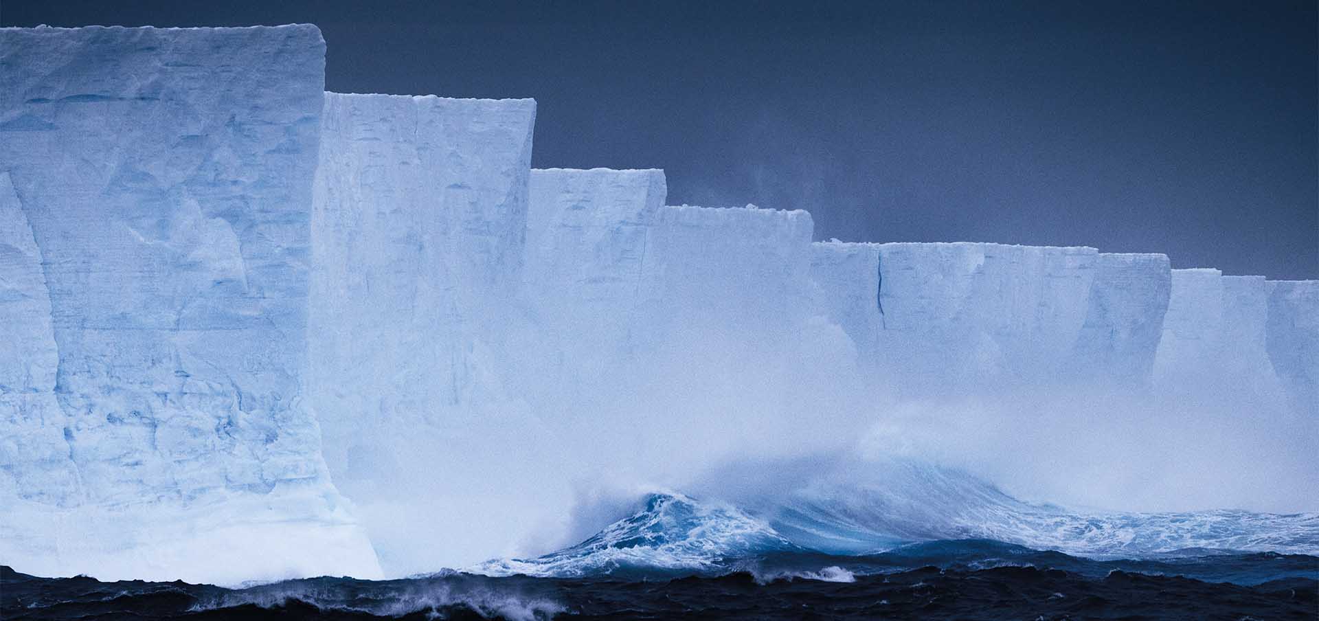 Iceberg monumental na Geórgia do Sul, território subantártico no Atlântico Sul, em viagem de expedição entre pinguins-reis, elefantes-marinhos e albatrozes.