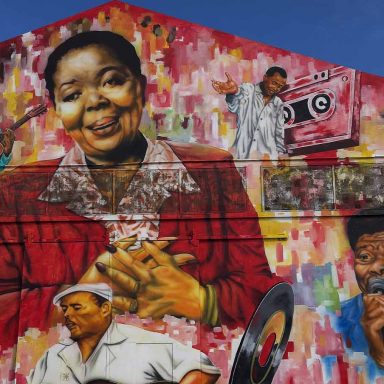 Mural colorido com músicos cabo-verdianos em Cabo Verde, arquipélago na costa oeste da África, em artigo sobre roteiro musical, morna, cultura popular e identidade crioula