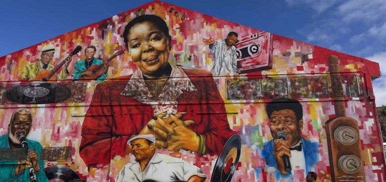 Mural colorido com músicos cabo-verdianos em Cabo Verde, arquipélago na costa oeste da África, em artigo sobre roteiro musical, morna, cultura popular e identidade crioula