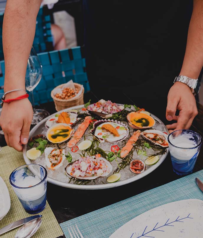 Mesa com frutos do mar e pratos da gastronomia peruana em Lima