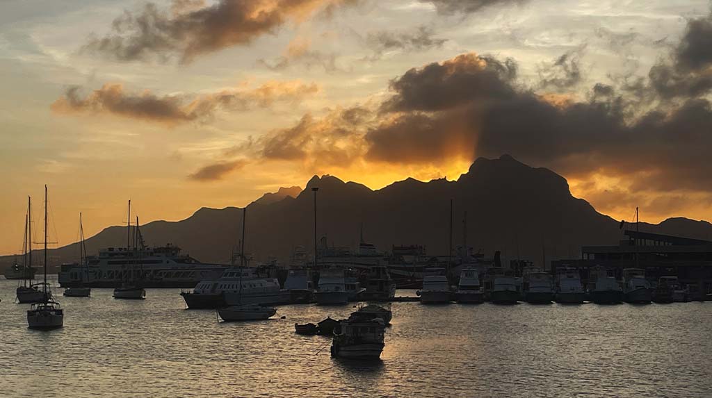 Pôr do sol sobre o porto de Mindelo, em São Vicente, ilha de Cabo Verde no grupo de Barlavento, em roteiro musical pelo arquipélago
