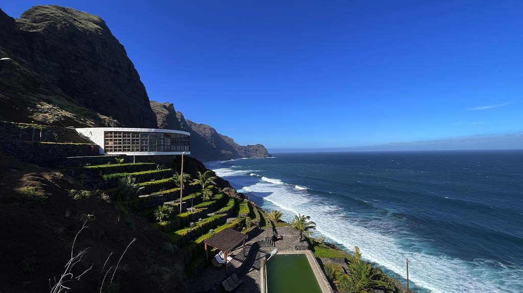 Hotel à beira-mar em Cabo Verde, com vista para o Atlântico, em roteiro de viagem cultural pelo arquipélago entre música, paisagem e descanso