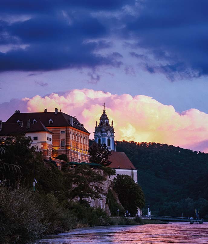 Paisagem histórica às margens do Danúbio, na Áustria
