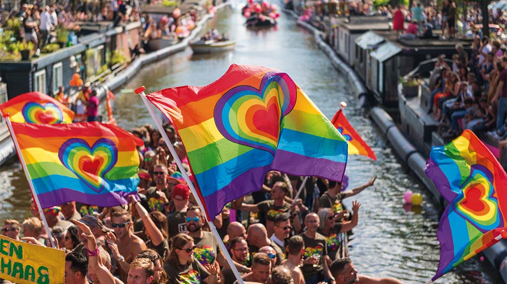 Barcos e bandeiras do arco-íris durante a Amsterdam Pride Canal Parade, nos canais de Amsterdam, no oeste dos Países Baixos.