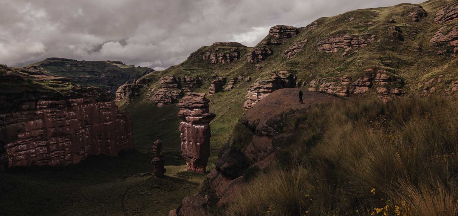 Hospedagem entre formações rochosas e paisagem de altitude nos Andes peruanos