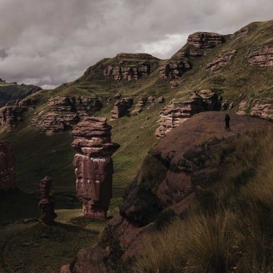 Hospedagem entre formações rochosas e paisagem de altitude nos Andes peruanos