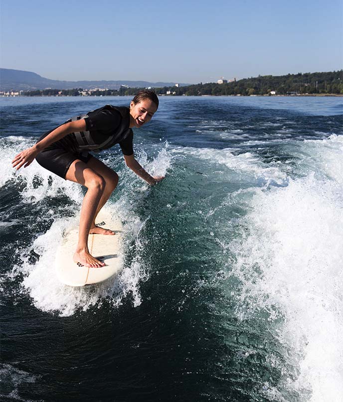 Jovem praticando esporte aquático no Lago Léman, próximo ao La Réserve Genève, em matéria sobre wellness, natureza e bem-estar em Genebra.