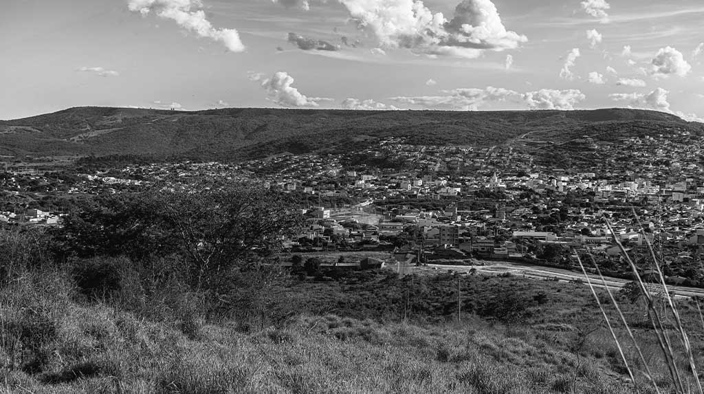 Paisagem rural em Minas Gerais, no Sudeste do Brasil, em artigo sobre a Rota dos Alambiques Mineiros e a cultura da cachaça de alambique.