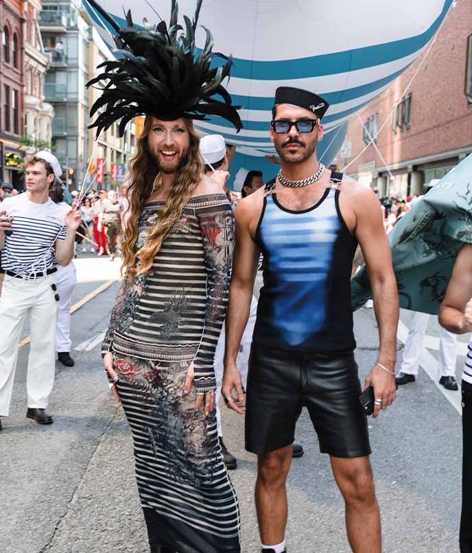 Participante em celebração do Orgulho LGBTQIA+ posa nas ruas, em artigo sobre viagem, diversidade e destinos queer-friendly.