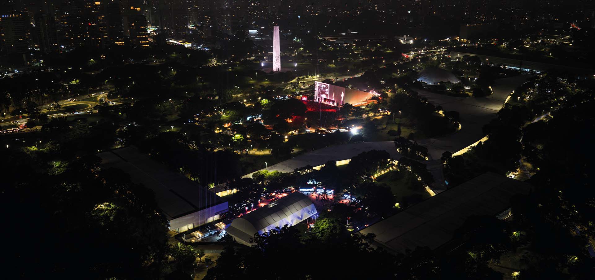 Vista sobre o Ibirapuera iluminado pelo C6 Fest